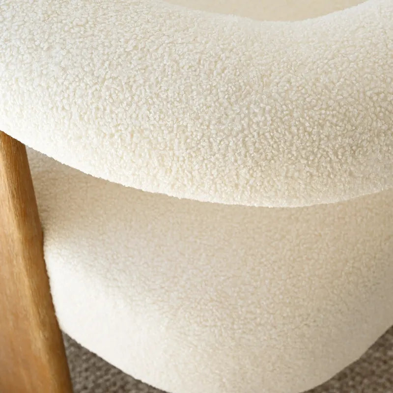 Fauteuil d'appoint en bouclette beige, dossier ouvert incurvé, une place